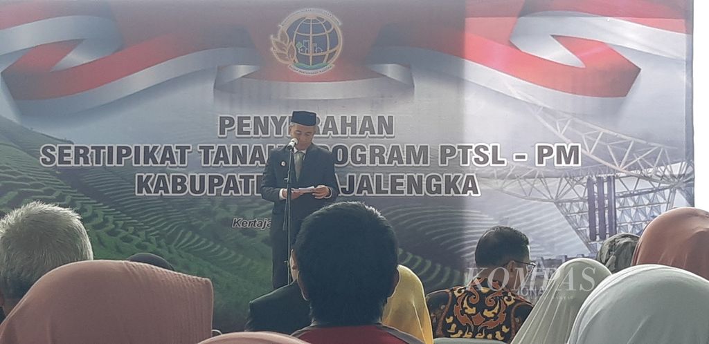 Penjabat Gubernur Jawa Barat Bey Machmudin memberikan sambutan dalam acara Penyerahan Sertifikat Tanah Program Pendaftaran Tanah Sistematis Lengkap di Bandara Internasional Jawa Barat Kertajati di Kabupaten Majalengka, Jumat (26/1/2024). Tahun ini, pihaknya menargetkan sertifikasi tanah mencapai 120 juta bidang.