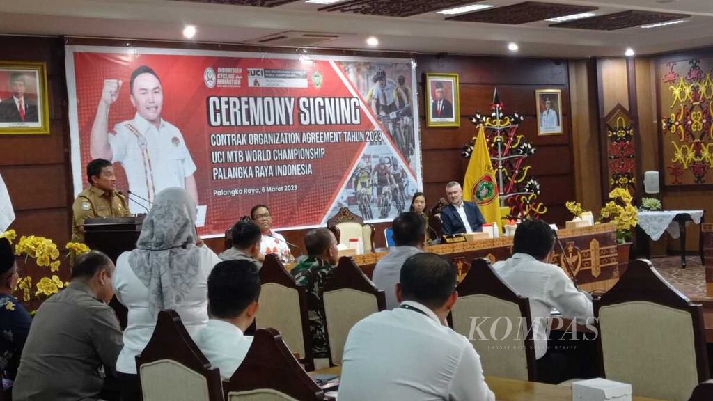Wakil Gubernur Kalteng Edy Pratowo memberikan sambutan pada kegiatan penandatanganan kesepakatan pergelaran Kejuaraan Dunia Sepeda Gunung Kota di Kota Palagkaraya, Kalteng, Senin (6/3/2023).