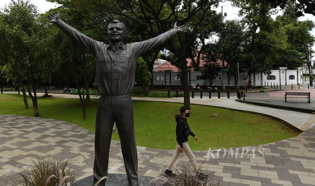 Patung Yuri Gagarin, kosmonot Rusia yang menjadi manusia pertama melakukan perjalanan ke luar angkasa, menghiasi Taman Mataram, Kebayoran Baru, Jakarta Selatan, Senin (15/3/2021).  