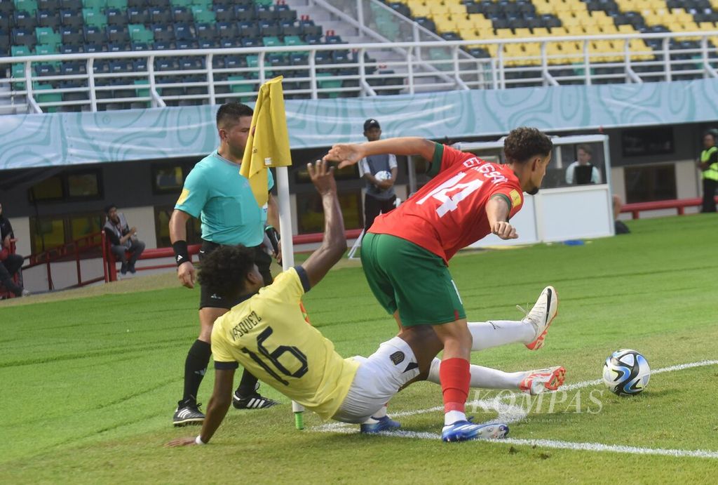 Pemain Yandri Vasquez terjatuh saat berebut bola dengan pemain Maroko, Yasser El Aissati, dalam laga Grup A Piala Dunia U-17 2023 di Stadion Gelora Bung Tomo, Surabaya, Senin (13/11/2023). 