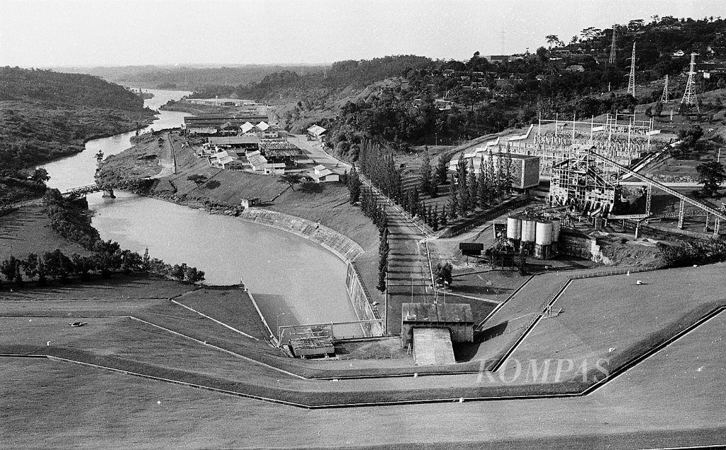  Aliran air  yang keluar dari Waduk Jatiluhur mengairi persawahan seluas 260.000 hektar, Selasa (22/6/1976). Di sebelah kanan tampak pembangkit tenaga listrik dan di kejauhan sebuah pabrik tekstil.