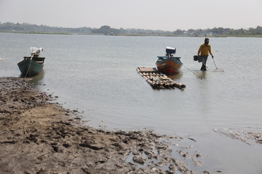 Warga mencari ikan di Waduk Cengklik di Desa Ngargorejo, Ngemplak, Boyolali, Jawa Tengah, Jumat (15/9/2023). Penyusutan air setiap musim kemarau membuat area tepi waduk yang dibangun saat masa kolonial Belanda itu dapat dimanfaatkan untuk lahan bercocok tanam. Waduk Cengklik dibangun pada 1923 dengan volume efektif 9,7 juta meter kubik.