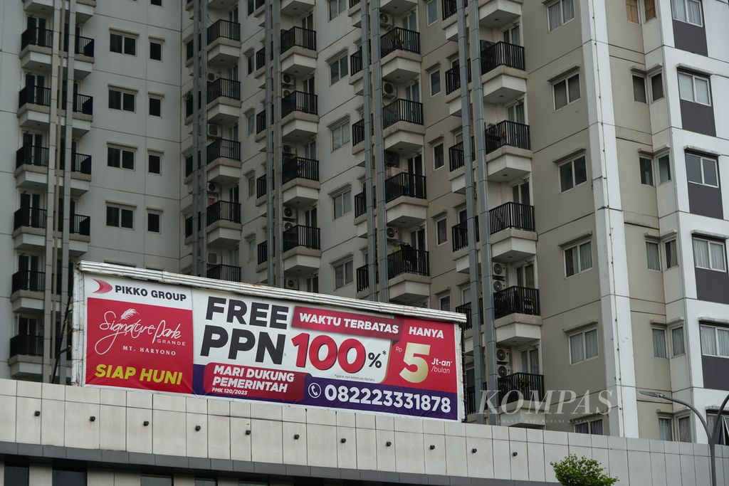 Baliho bebas Pajak Pertambahan Nilai (PPN) dipasang pengembang untuk menarik pembeli apartemen di Cawang, Jakarta Timur, Senin (25/3/2024).  
