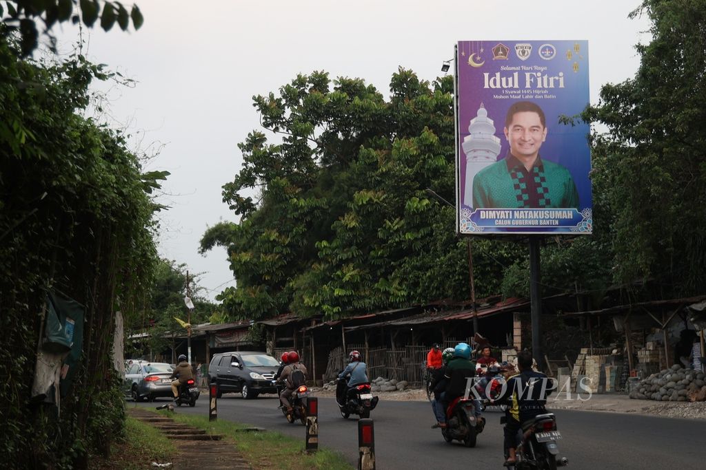 Baliho mantan Bupati Pandeglang Dimyati Natakusumah terpasang di kawasan Pondok Cabe, Tangerang Selatan, Banten, Jumat (10/5/2024). A Dimyati Natakusumah maju dalam bursa calon gubernur Banten pada Pemilihan Kepala Daerah Serentak 2024. 