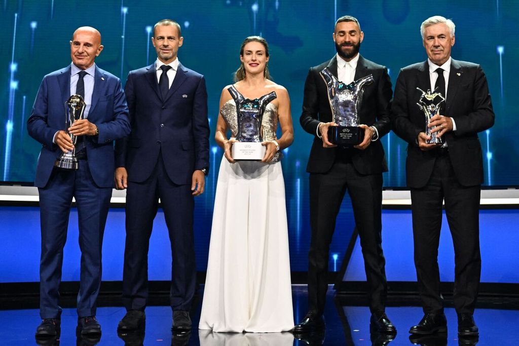 Para peraih penghargaan UEFA, (dari kiri ke kanan) mantan pelatih timnas Italia dan mantan manajer AC Milan Arrigho Sacchi yang mendapat penghargaan Best President Award, Presiden UEFA Aleksander Ceferin, penyerang Barcelona Alexia Putellas (pemenang Women's Best Player Award 2021/2022), penyerang Real Madrid Karim Benzema (Men's Best Player Award), dan Pelatih Real Madrid Carlo Ancelotti (Men's Best Coach Award) di Istanbul, Turki, Jumat (26/8/2022) dini hari WIB. Acara penghargaan digelar setelah pengundian babak grup Liga Champions. 