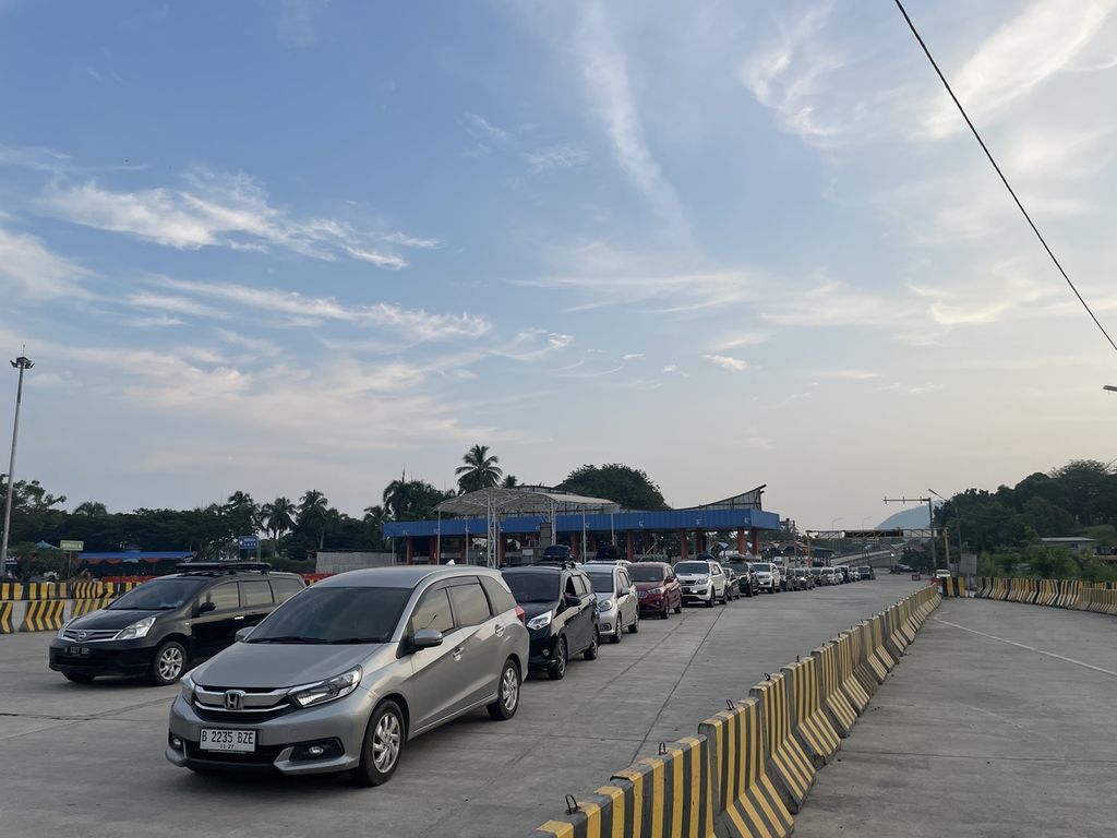 Antrean mobil mengular dari gerbang masuk Pelabuhan Bakauheni, Lampung, Minggu (30/4/2023).
