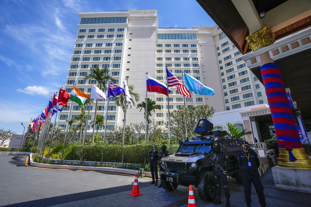 Aparat keamanan berjaga-jaga di luar lokasi KTT ASEAN di Phnom Penh, Kamboja, Rabu (9/11/2022). 