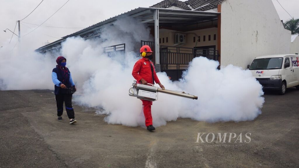 Petugas dari Dinas Kesehatan Kabupaten Banyumas melakukan pengasapan untuk mencegah berkembangbiaknya nyamuk di Perumahan Grand Harmoni, Desa Karangrau, Kecamatan Sokaraja, Banyumas, Jawa Tengah, Selasa (29/1/2019). 