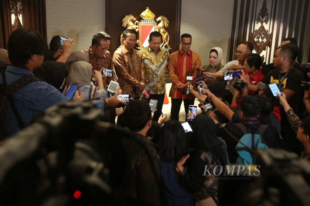 Ketua Umum Kadin hasil munaslub, Anindya Bakrie (kanan), didampingi pengurus Kadin Bambang Soesatyo (tengah) dan Menkumham Supratman Andi Agtas, memberikan keterangan kepada wartawan terkait hasil Munaslub Kadin di Jakarta, Minggu (15/9/2824).