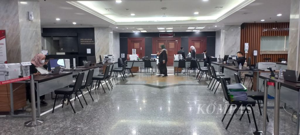 Suasana ruang pendaftaran sengketa pemilu di Mahkamah Konstitusi, Jakarta, Sabtu (23/3/2024).