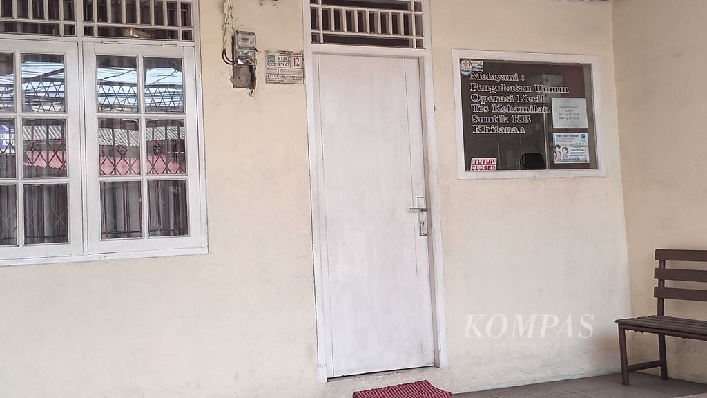 Klinik kesehatan di Cipadu, Larangan, Kota Tangerang, Senin (2/9/2024), tampak kosong. Klinik itu tempat H bekerja sebagai dokter. H diduga melecehkan pasiennya.