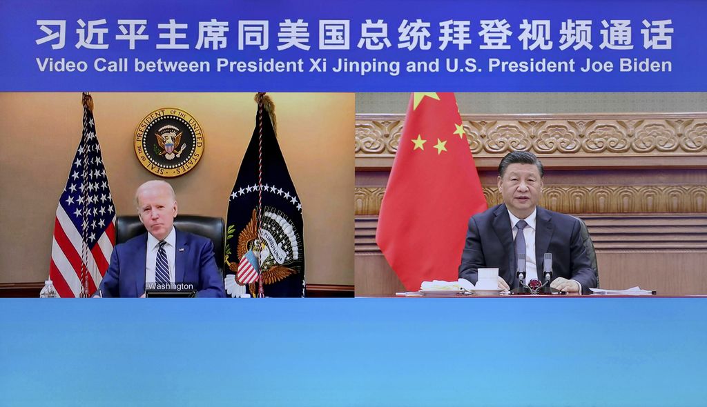 Pada foto yang dirilis Kantor Berita Xinhua ini tampak pada layar gabungan gambar Presiden China Xi Jinping (kanan) dan Presiden Amerika Serikat Joe Biden yang melakukan komunikasi lewat konferensi video di Beijing, China, Jumat (18/3/2022).
