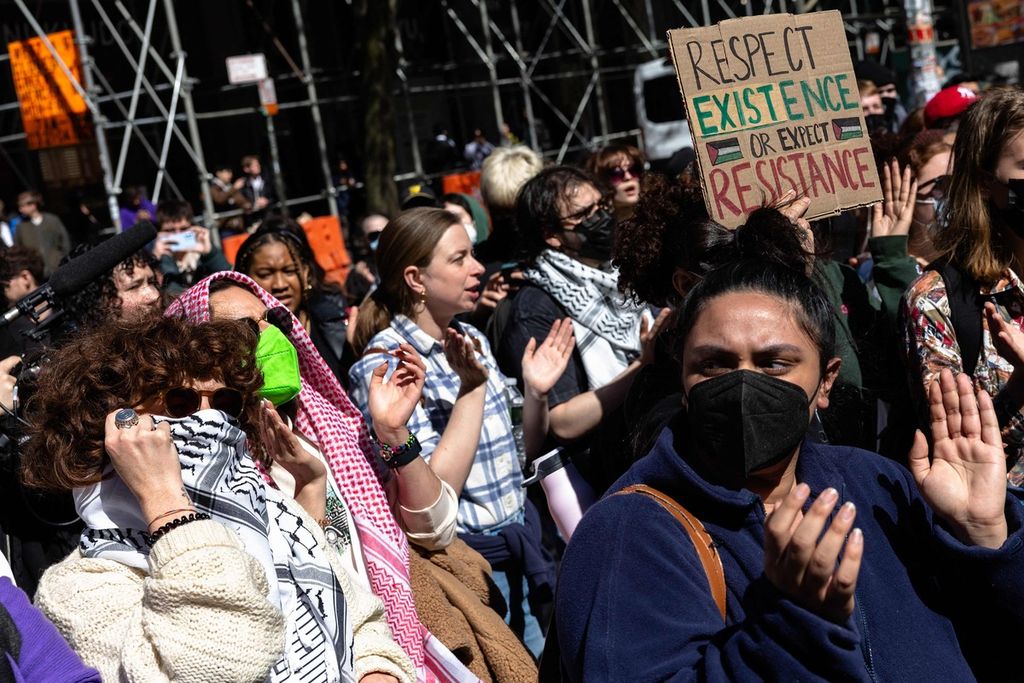 Unjuk rasa mendukung Palestina di New York University, Amerika Serikat, pada 22 April 2024.
