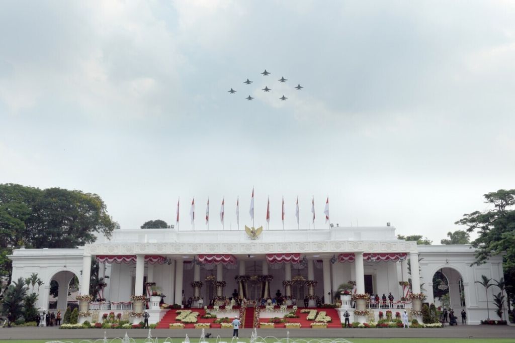 Atraksi flypass di atas Istana Merdeka, Jakarta, pada Upacara Peringatan Detik-detik Proklamasi Kemerdekaan Republik Indonesia, Selasa (17/8/2021).