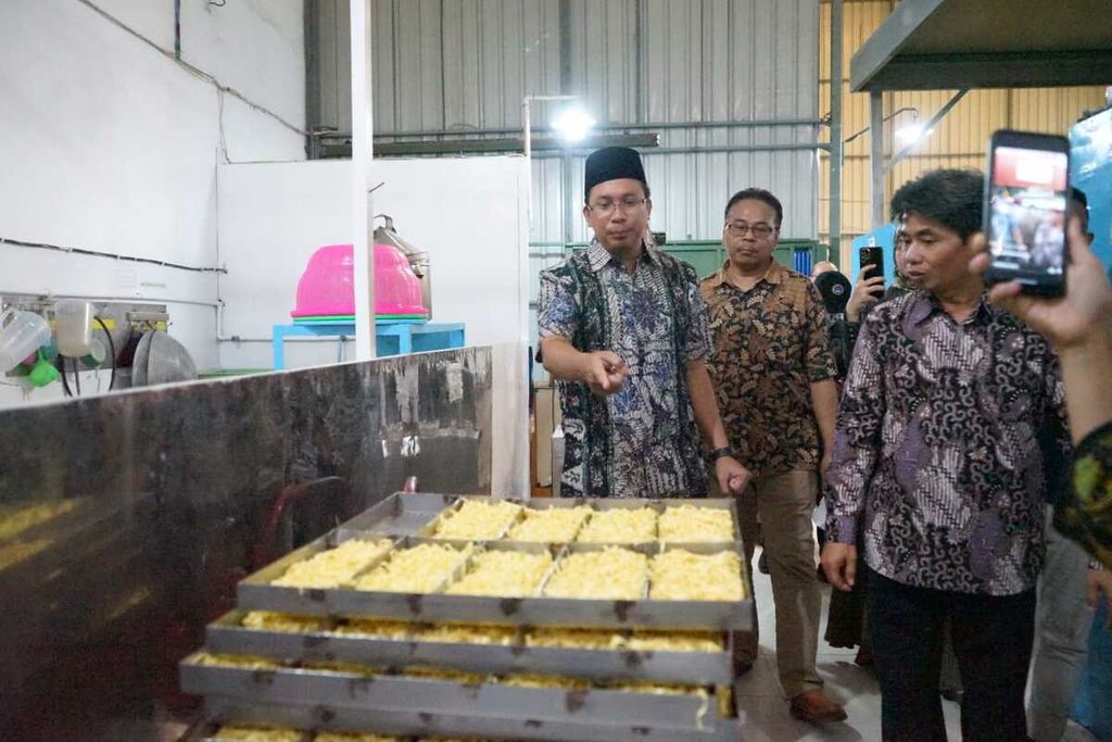 Bupati Sidoarjo Ahmad Muhdlor Ali melihat proses produksi mi telur, Senin (5/9/2022). Sebanyak satu kontainer berukuran 40 kaki berisi mi telur diekspor ke Arab Saudi dari total pesanan 8 kontainer sampai akhir tahun 2022. 