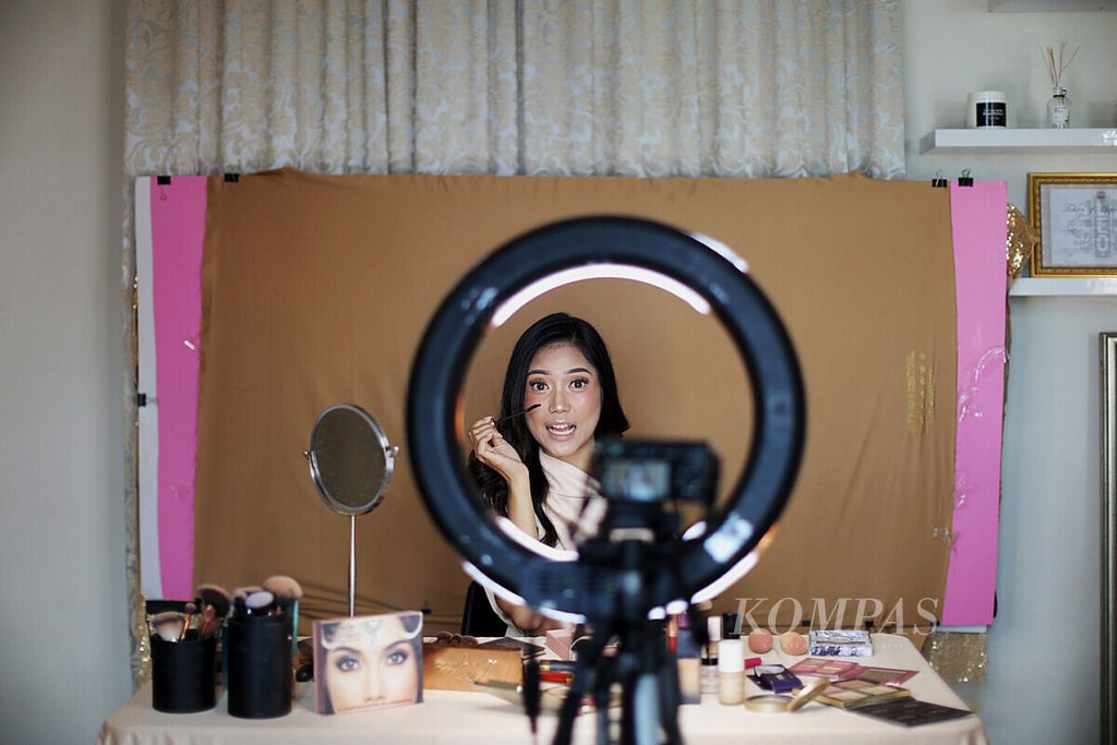 <i>Beauty influencer</i> Claudia Setyohadi memproduksi konten tutorial rias wajah yang akan diunggah di Youtube, Kamis (11/4/2019).