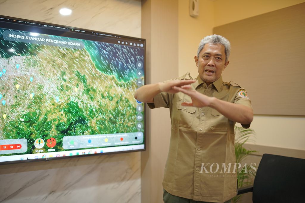  Direktur Jenderal Pengendalian Pencemaran dan Kerusakan Lingkungan Kementerian Lingkungan Hidup dan Kehutanan Sigit Reliantoro saat diwawawncarai di kantornya, pada Senin (21/8/2023) di Jakarta.