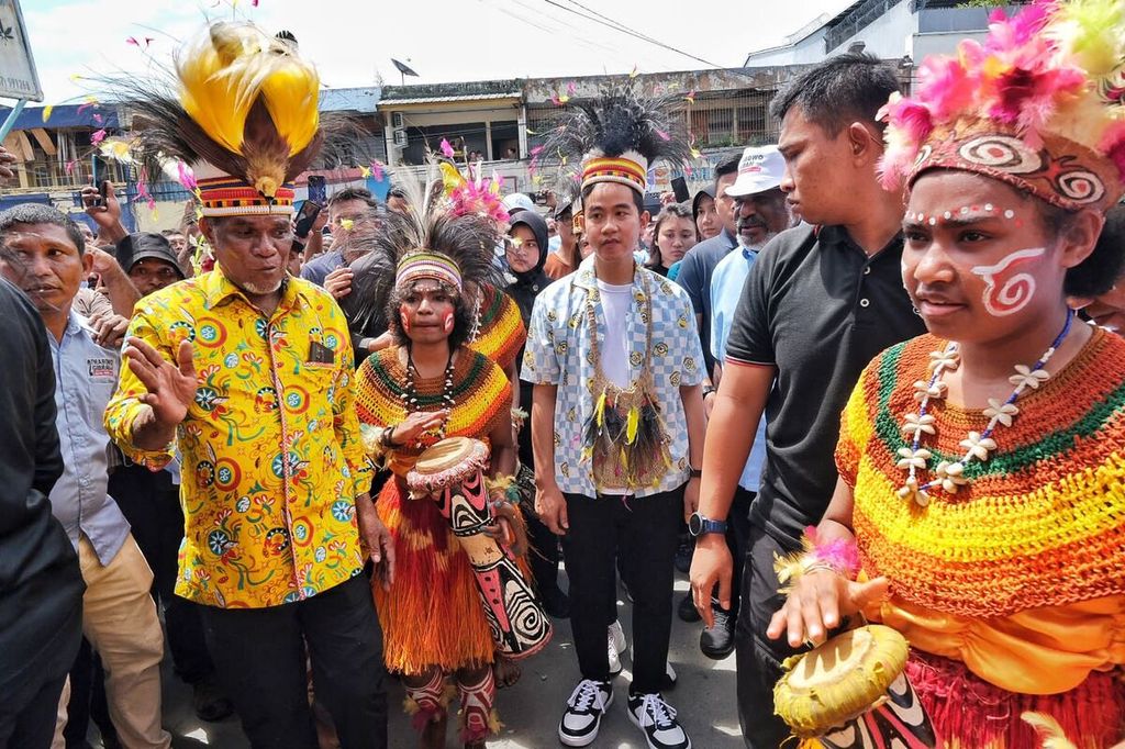 Calon wakil presiden nomor urut 2, Gibran Rakabuming Raka, melakukan serangkaian kegiatan kampanye di Kota Jayapura, Papua, Jumat (26/1/2024).