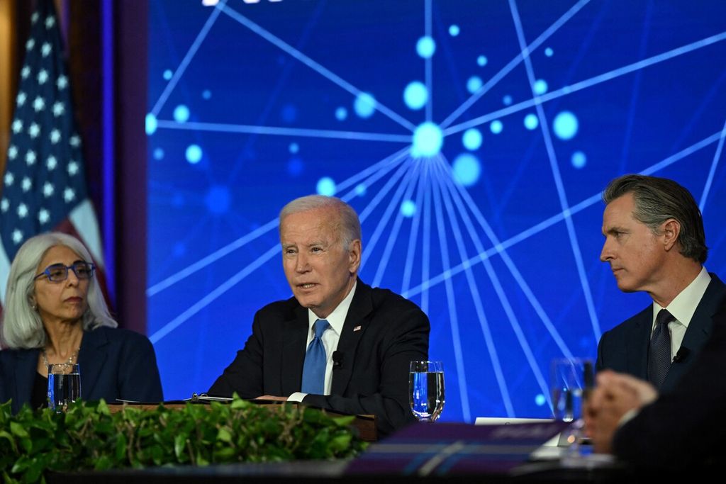 Presiden Amerika Serikat Joe Biden bersama Penasihat Sains Gedung Putih Arati Prabhakar (kiri) dan Gubernur Negara Bagian California Gavin Newsom berbicara dalam diskusi mengenai peluang serta risiko kecerdasan buatan, di San Francisco, AS, 20 Juni 2023. 