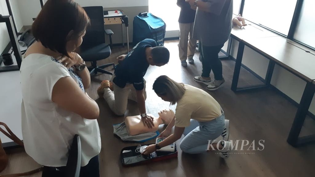 Peserta pelatihan pertolongan pertama pada korban serangan jantung belajar melakukan CPR atau resusitasi jantung paru dan memasang AED atau alat pacu jantung pada alat peraga, Sabtu (5/10/2019), di Jakarta. Pengetahuan mengenai pertolongan pertama sangat membantu untuk mencegah kematian akibat serangan jantung.