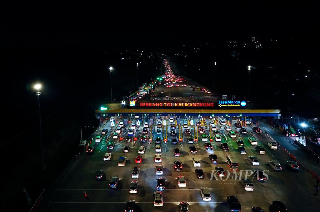 Kendaraan pemudik saat memasuki loket pembayaran tol di Gerbang Tol Kalikangkung, Kota Semarang, Jawa Tengah, Minggu (7/4/2024). Rekayasa sistem satu arah dan mengubah arah arus lalu lintas pada waktu tertentu berjalan efektif untuk mengantisipasi kemacetan panjang di sejumlah titik. 