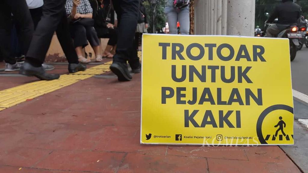 Poster tentang trotoar di Halte Tugu Tani, Jakarta, pada awal 2019.