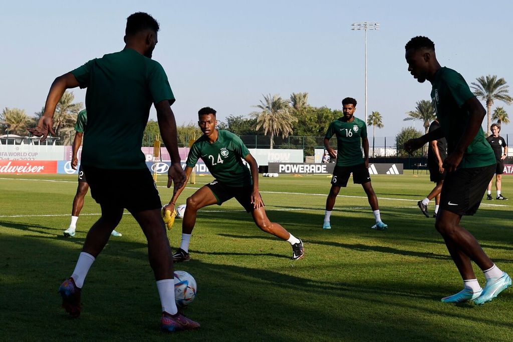 Para pemain Arab Saudi, antara lain, gelandang Nasser Al Dawsari dan gelandang Sami Al Najei, mengikuti sesi latihan di Sealine Training Site, Sealine, Qatar, Jumat (25/11/2022). Arab Saudi akan menghadapi Polandia dalam pertandingan Grup C Piala Dunia Qatar, Sabtu (26/11/2022). 