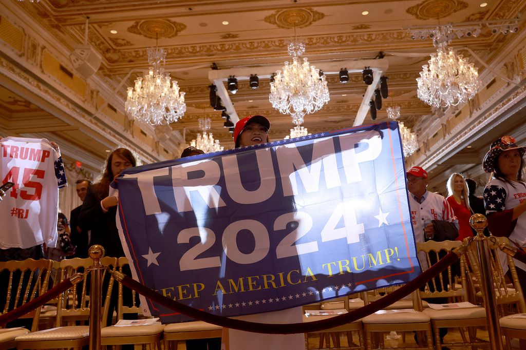 Pendukung mantan Presiden Amerika Serikat Donald Trump berkumpul di Mar-A-Lago, Florida, Selasa (15/11/2022) malam. Mereka mengikuti pengumuman Trump menjadi bakal calon Presiden AS dari Republikan.