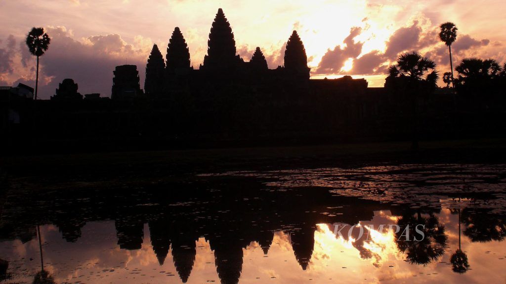 Menunggu matahari terbit di Angkor Wat, Siem Reap, Kamboja. 