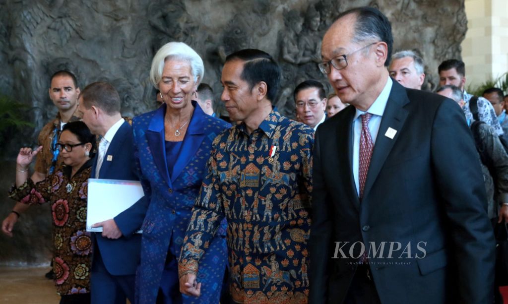 Presiden Joko Widodo, Presiden Bank Dunia Jim Yong Kim (kanan), dan Direktur Pelaksana IMF Christine Lagarde (ketiga kanan) berjalan menuju lokasi Rapat Pleno Pertemuan Tahunan Grup Bank Dunia-Dana Moneter Internasional (IMF) 2018 di Bali Nusa Dua Convention Center, Nusa Dua, Bali, Jumat (12/10/2018).