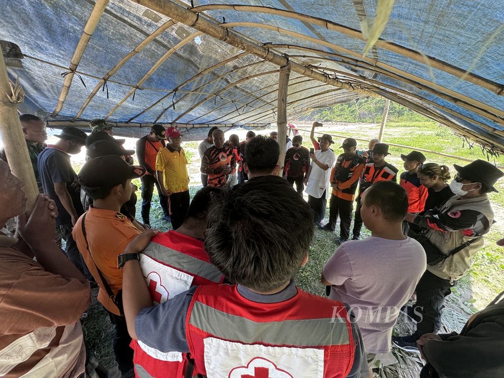 Tim gabungan berdoa bersama sebelum melanjutkan operasi pencarian Lalu Wisnu Aditya Wardana (27) di kawasan Pantai Lancing, Dusun Tampah, Desa Mekar Sari, Kecamatan Praya Barat, Lombok Tengah, Nusa Tenggara Barat, Jumat (19/4/2024). 