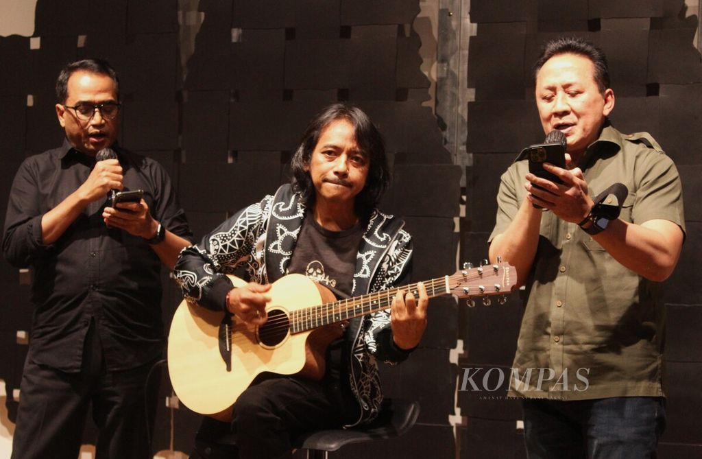 Menteri Perhubungan Budi Karya Sumadi, gitaris Dewa Budjana, dan mantan Kepala Badan Ekonomi Kreatif Triawan Munaf (kiri ke kanan) tampil dalam pembukaan pameran Distrik Seni x Sarinah di Jakarta, Jumat (9/9/2022).