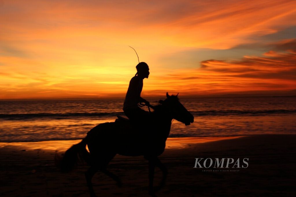 Pengunjung berkuda di pantai barat Pangandaran, Jawa Barat, Selasa (20/3/2019). Pangandaran merupakan kawasan wisata di pesisir selatan Jabar.