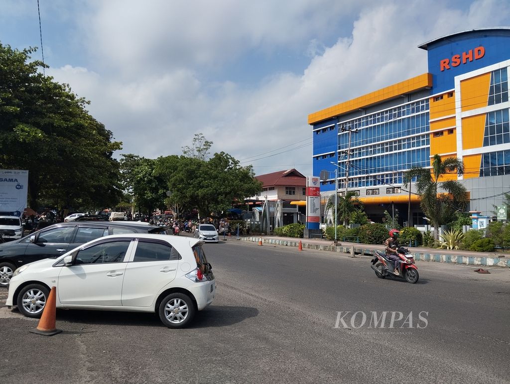 Sejumlah kendaraan terparkir di kiri dan kanan Jalan Basuki Rahmat, Kelurahan Belakang Pondok, Kecamatan Ratu Samban, Kota Bengkulu, Provinsi Bengkulu, Selasa (4/6/2024) siang. Kawasan tanpa permukiman penduduk ini sempat jadi alamat tinggal sejumlah warga saat Penerimaan Peserta Didik Baru (PPDB) Bengkulu 2023.