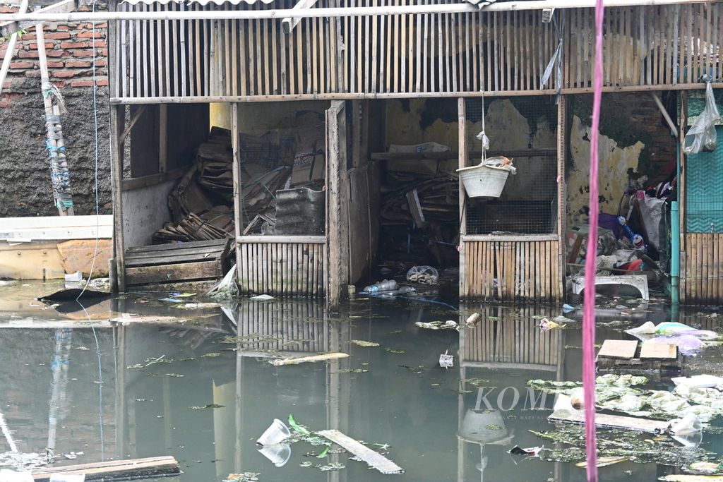 Kondisi perumahan warga di Kampung Bekasi Bulak, Duren Jaya, Bekasi Timur, Kota Bekasi, yang masih terendam banjir, pada Rabu (8/3/2023) siang. Perumahan warga sebagian sudah ditinggalkan akibat banjir yang tak juga surut selama dua tahun.