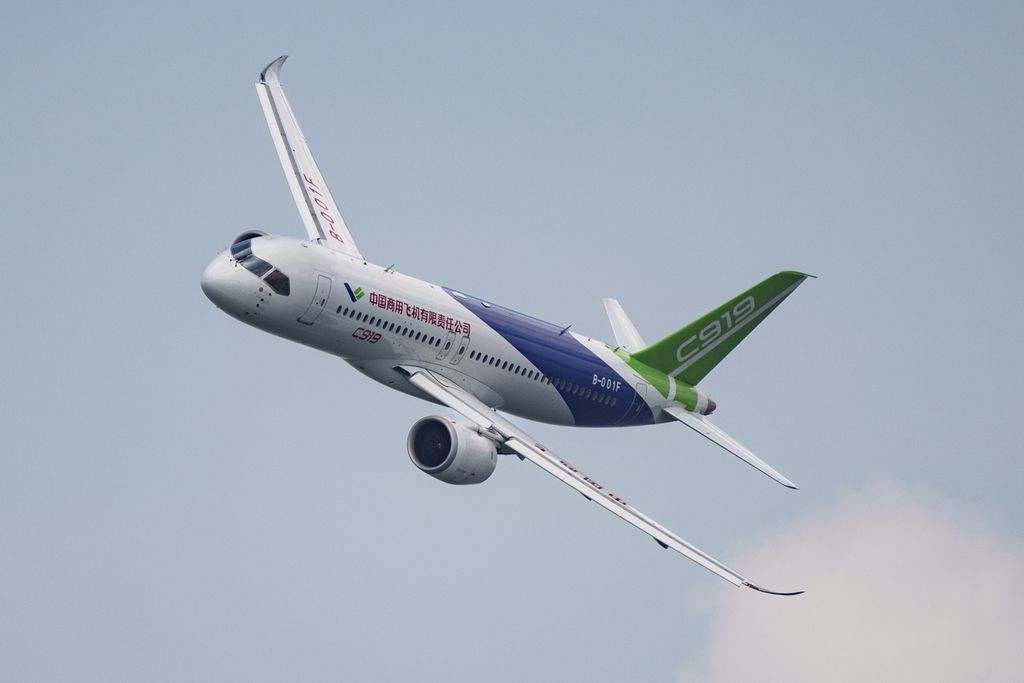 Pesawat C919 buatan Comac, China, terbang pada hari pertama Pameran Kedirgantaraan Singapura atau Singapore Airshow di Singapura, 20 Februari 2024. 