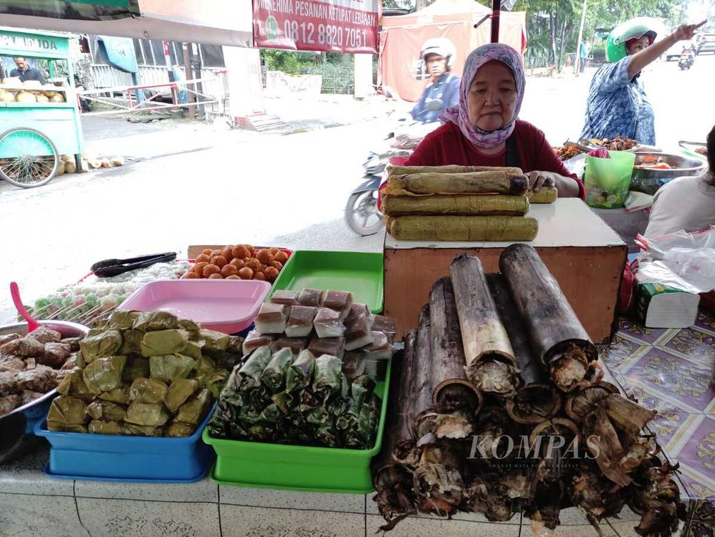 Pedagang lemang menunggu pembeli di Bazaar Takjil Ramadhan Benhil, Jakarta, Senin (1/4/2024).