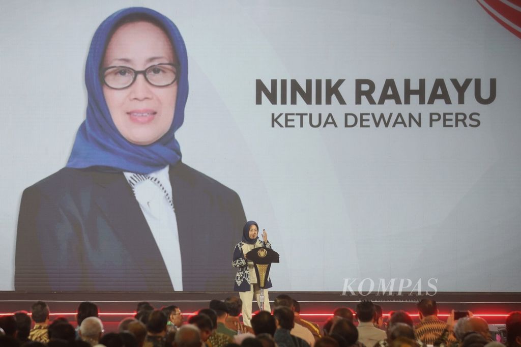 Ketua Dewan Pers Ninik Rahayu memberikan sambutan pada puncak peringatan Hari Pers Nasional 2024 di Ecovention Hall, Ancol, Jakarta, Selasa (20/2/2024). 
