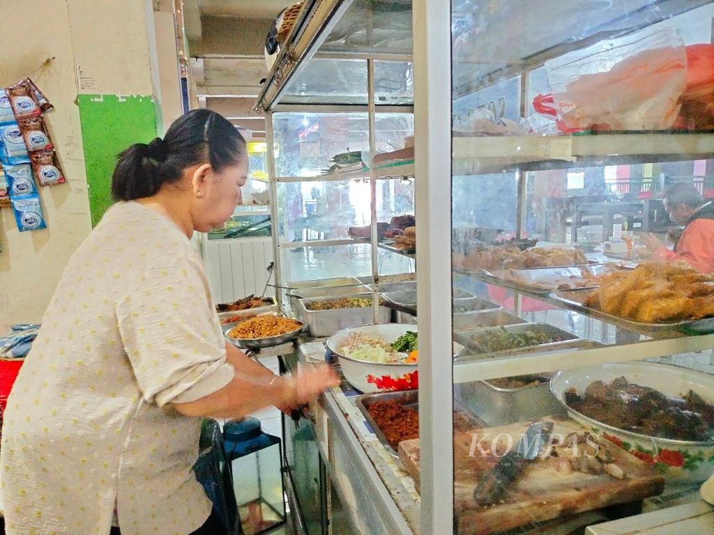Seorang pelaku usaha warung makan di Pasar Rejowinangun, Kota Magelang, menata hidangan di warungnya, Rabu (24/8/2022). Saat ini, para pelaku usaha makanan berupaya menempuh beragam strategi untuk menekan biaya operasional pascakenaikan harga sejumlah bahan pangan.