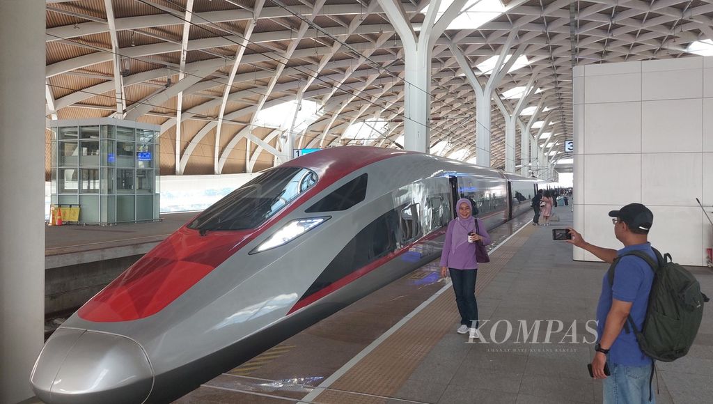 Passengers take photos in front of the Whoosh fast train at Halim Station, Jakarta, Friday (9/2/2024),