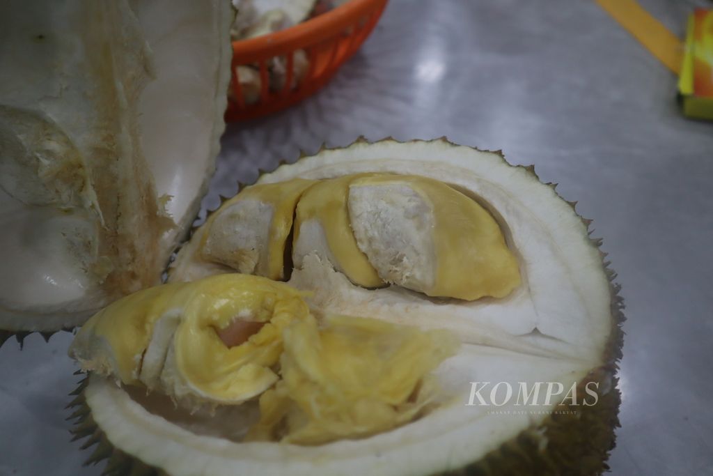Durian dari lapak Ucok Durian di Jalan Wahid Hasyim, Medan, Sumatera Utara, Senin (2/5/2022).
