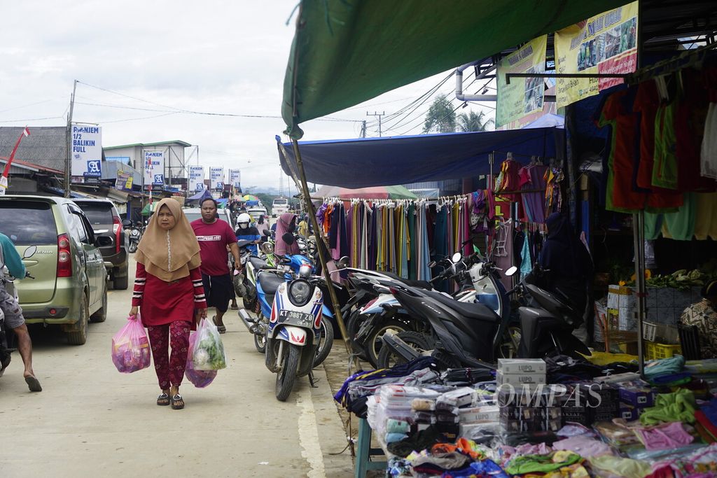 Suasana Pasar Rebo di Kecamatan Sepaku, Penajam Paser Utara, Kalimantan Timur, Rabu (16/3/2022). Pasar ini terletak sekitar 7 kilometer dari titik nol IKN.
