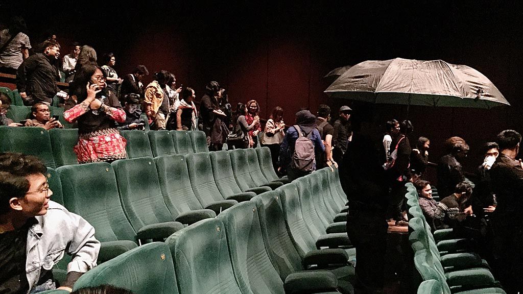 Kru Rapi Films membuka payung dalam pemutaran perdana film Pengabdi Setan di Jakarta.     