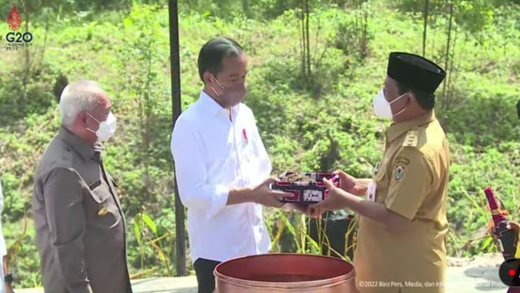 The screenshot of the video when the Governor of South Kalimantan Sahbirin Noor (right) handed over land and water to President Joko Widodo at the Zero Kilometer Point of the Indonesian Capital City in Sepaku District, North Panajam Paser, East Kalimantan, Monday (14/3/2022).