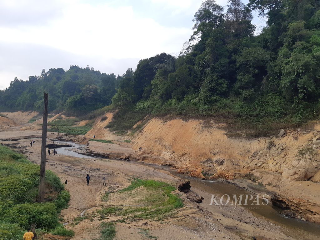 Kondisi anak sungai Way Rilau yang mengarah ke Bendungan Batutegi di Kabupaten Tanggamus, Lampung, surut pada Minggu (17/9/2023).