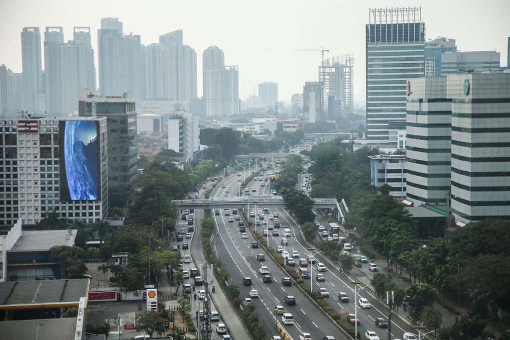 Kondisi udara di kawasan Grogol, Jakarta Barat, Jumat (4/6/2021). Polusi udara di Ibu Kota hingga kini masih tinggi dan beberapa kali melebihi baku mutu nasional. 
