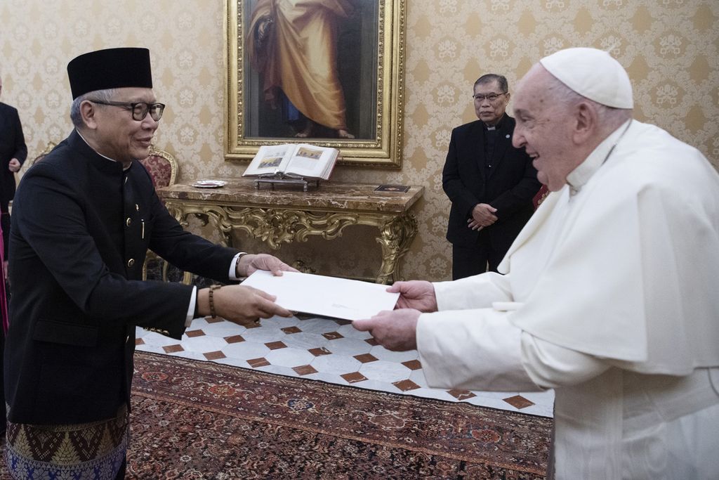 Duta Besar RI untuk Takhta Suci Vatikan Michael Trias Kuncahyono menyerahkan surat kepercayaan dari Presiden RI Joko Widodo kepada Paus Fransiskus di ruang kerja Paus, Istana Kepausan, Senin (11/12/2023). 