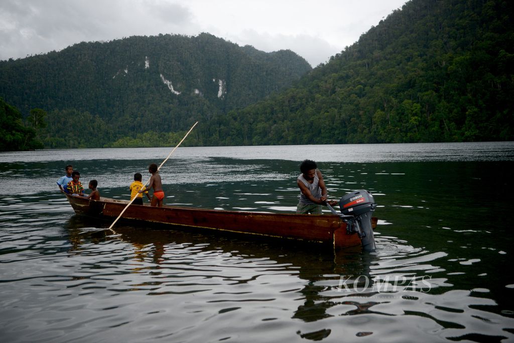 Warga menggunakan perahu di Kampung Warsambin, Teluk Mayalibit, Raja Ampat, Papua Barat, Kamis (3/6/2021). Perahu merupakan alat transportasi utama masyarakat setempat.