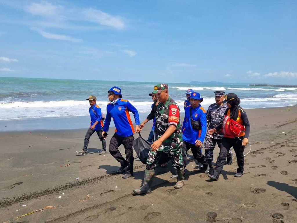 Tim SAR Gabungan menemukan korban tenggelam di Pantai Bunton, Cilacap, Jawa Tengah, Minggu (7/5/2023) siang. 