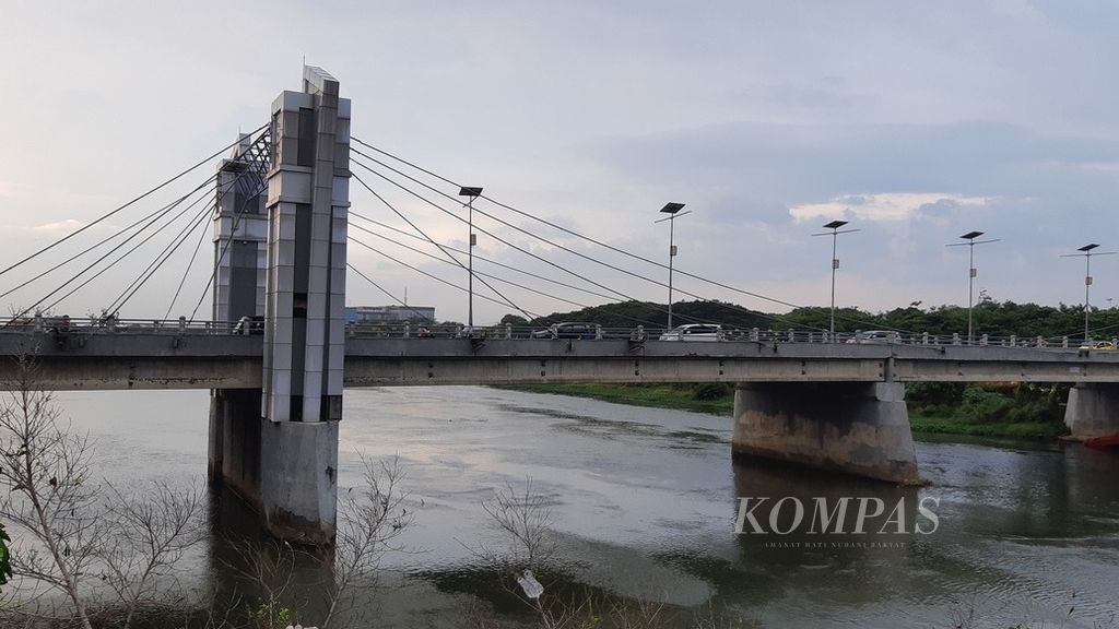 Jembatan Brawijaya yang membentang di atas Sungai Brantas tampak megah dilintasi kendaraan di Kota Kediri, Jawa Timur, Kamis (22/9/2022).